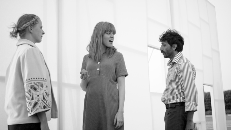 Ulla von Brandenburg, Die Strasse (La Rue), 2013 — Film noir et blanc, 11’20"