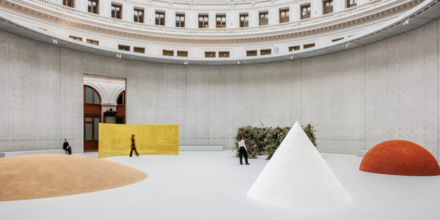 Bourse de commerce minimal expo critique 1 medium