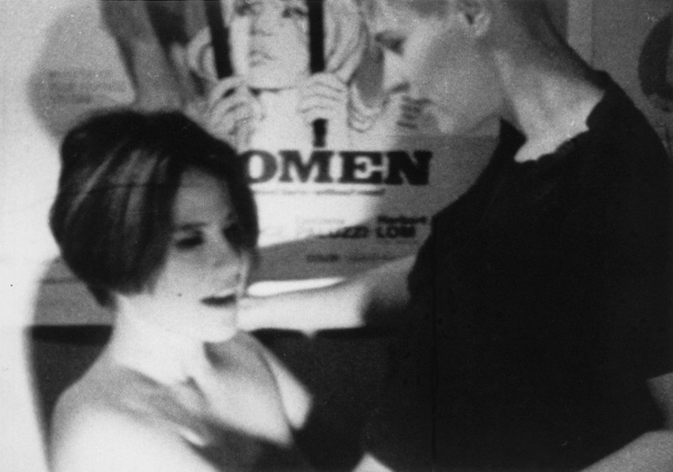 Caroline Azar & Suzy Sinatra in The Yo-Yo Gang, 1992 — Vue de l’exposition G.B. Jones: Double Bill — Les films de G.B. Jones, Air de Paris, Romainville