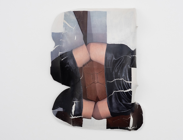 Winnie Mo Rielly, Scratched & Snatched — 80 x 105 x 22 cm — Vue de l’exposition Winnie Mo Rielly, Infractuosité, MEP, Paris, 2026